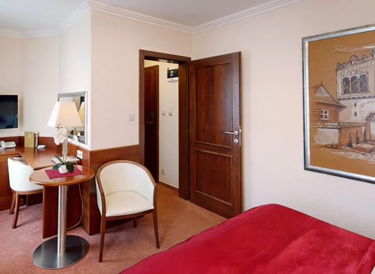 W pokoju jest biureczko i telewizor