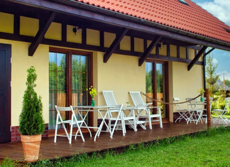 Apartament jest położony na parterze, ma niezależne wejście