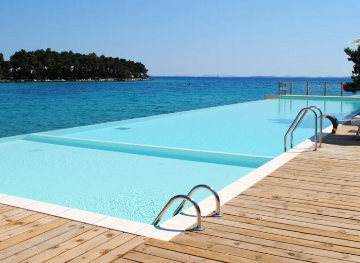 Crvena Luka Resort**** posiada piękny basen zewnętrzny typu infinity