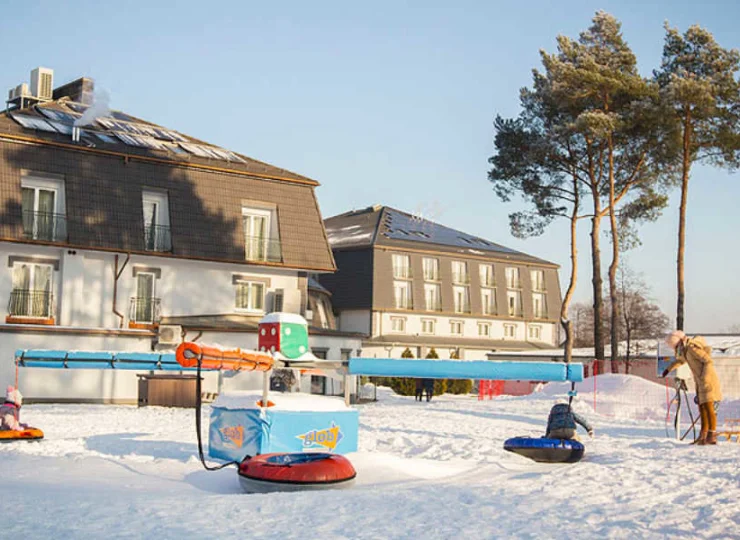 W sezonie zimowym przy hotelu działa stok narciarski