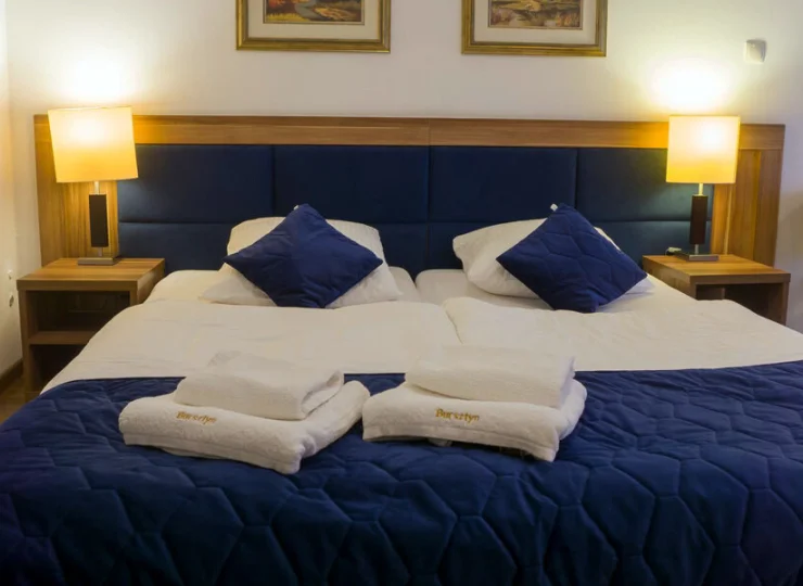 Przygotowano tutaj wygodne i jasne pokoje