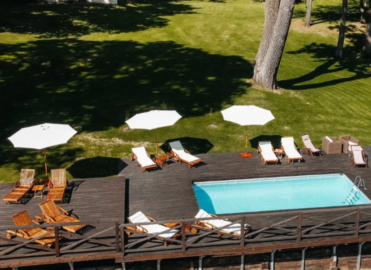 Basen w zabytkowym parku jest wyjątkowym miejscem