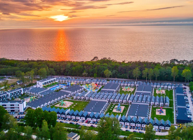To duży rodzinny resort z mnóstwem atrakcji dla najmłodszych gości