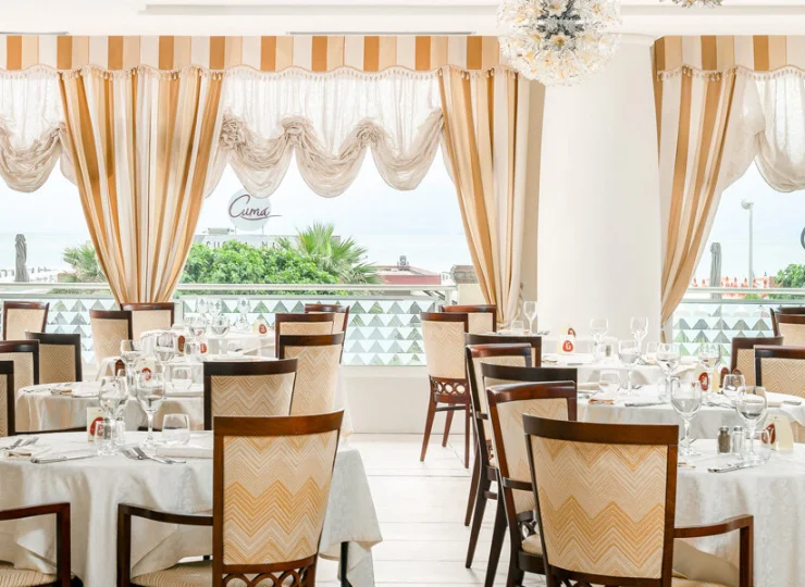 Duże okna na całej długości jadalni zapewniają doskonałe naturalne światło