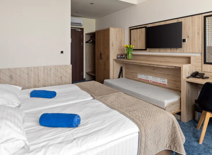 Pokój w części 4* ma wysoki standard, nowoczesny wystrój i elegancką kolorystykę