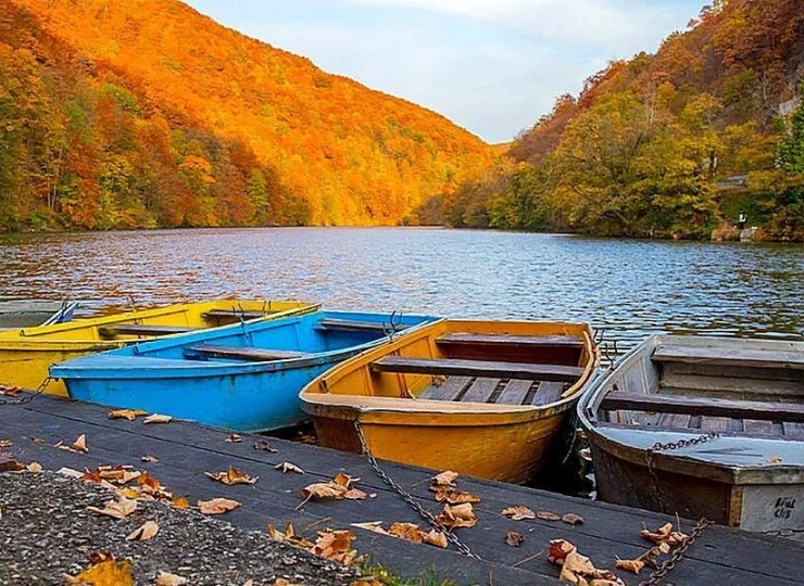 Po jeziorze Hámori można popływać kajakiem