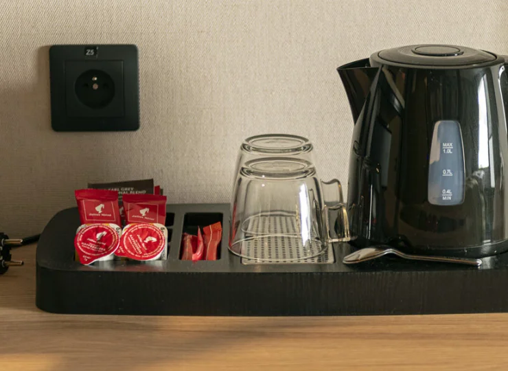 Jest tu zestaw do parzenia kawy i herbaty
