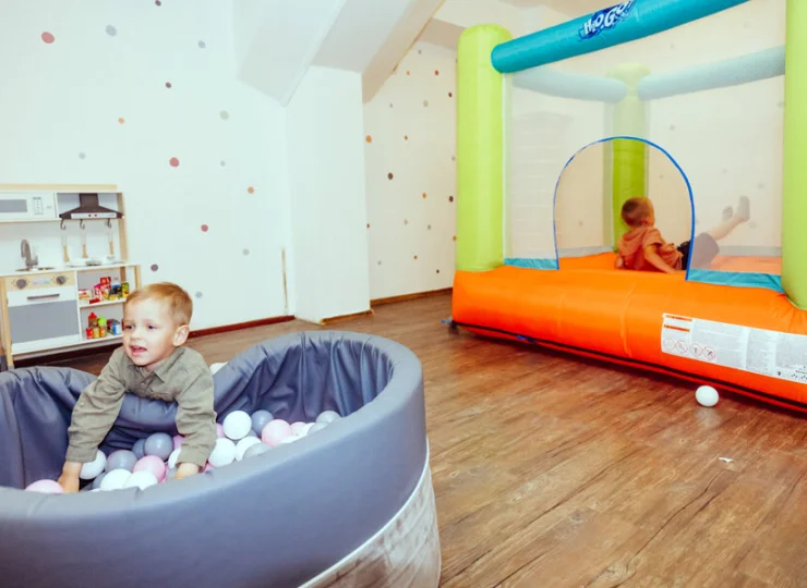 W sali zabaw jest m.in. dmuchany zamek i basen z kulkami