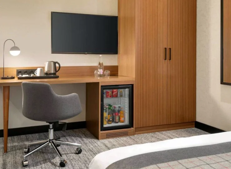 W pokoju jest zestaw do parzenia kawy i herbaty oraz minibar (dodatkowo płatny)