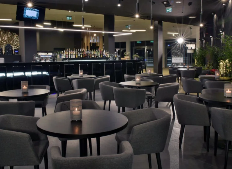Wewnątrz znajduje się także stylowy bar