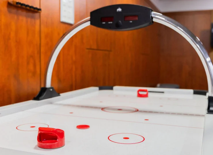 W pokoju gier oprócz bilarda jest cymbergaj