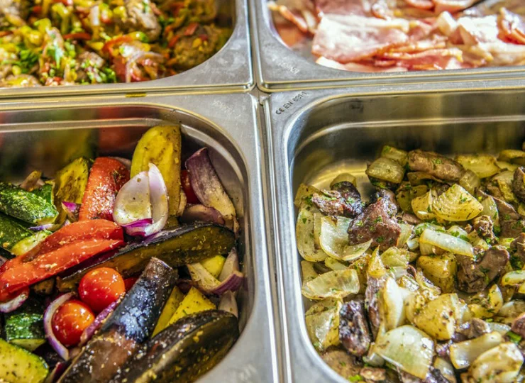 Podczas kolacji do wyboru są różne potrawy na ciepło