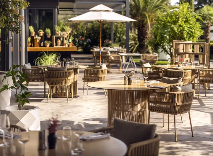 W sąsiednim hotelu można skorzystać z restauracji Oliveto