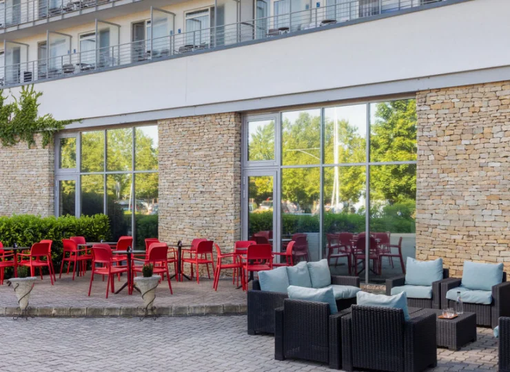 W okresie letnim warto skorzystać ze stolików na zewnątrz