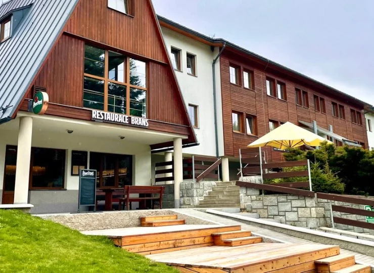 Wejście do hotelowej restauracji