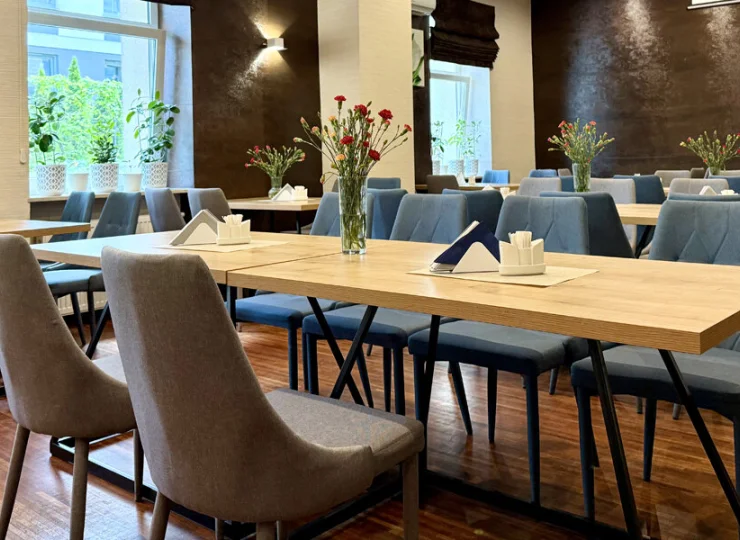 Sala śniadaniowa jest nowoczesna i przyjemna