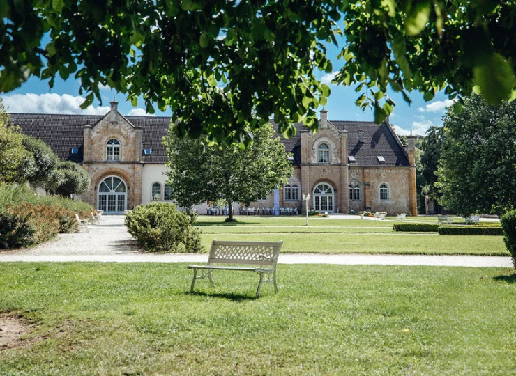 W parku znajduje się siłownia oraz plac zabaw