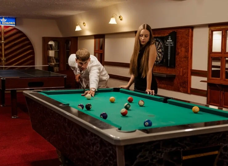 Pokój gier z bilardem