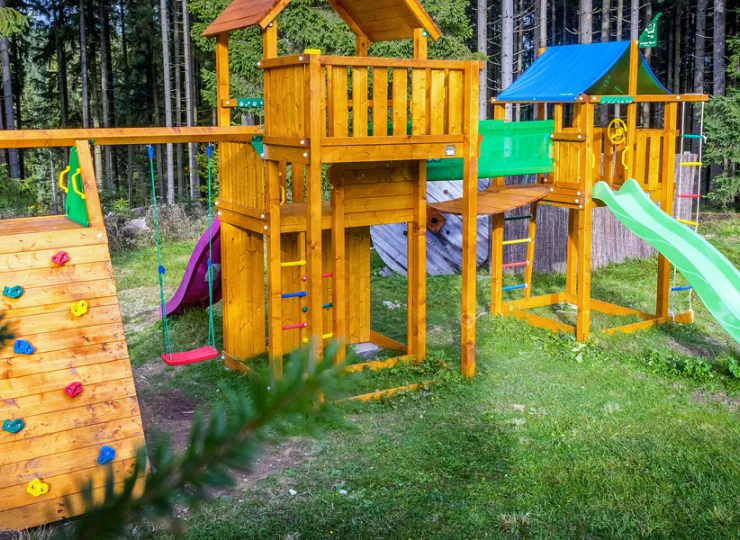Dla dzieci przygotowano urozmaicony drewniany plac zabaw