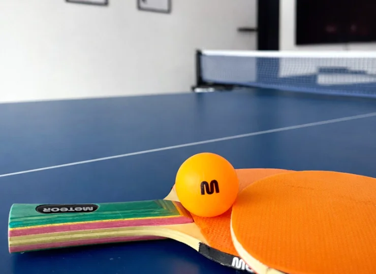Wewnątrz można zagrać w ping-ponga