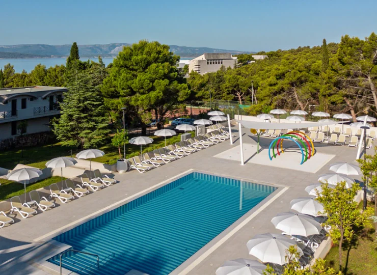 Bluesun Holiday Village Bonaca posiada kilka basenów zewnętrznych