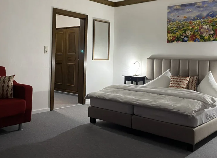 W pokoju rodzinnym są trzy łóżka i rozkładana kanapa