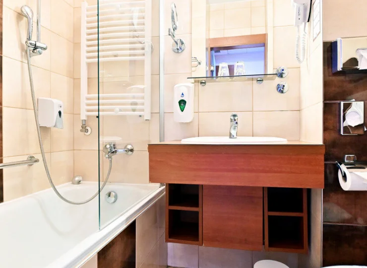 W łazience jest prysznic lub wanna