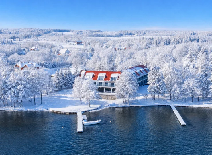 Hotel wprost nad brzegiem jeziora Święcajty, z bezpośrednim zejściem do wody