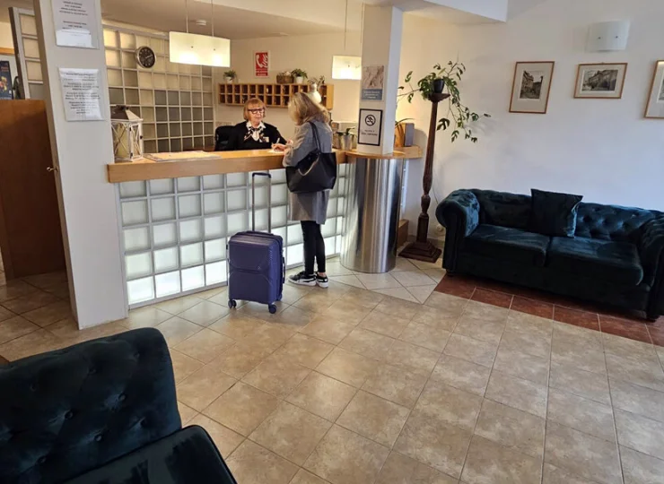 Recepcja jest czynna zazwyczaj od 8:00 do 22:00