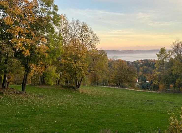 Jesienny widok na Karkonosze z hotelowego ogrodu