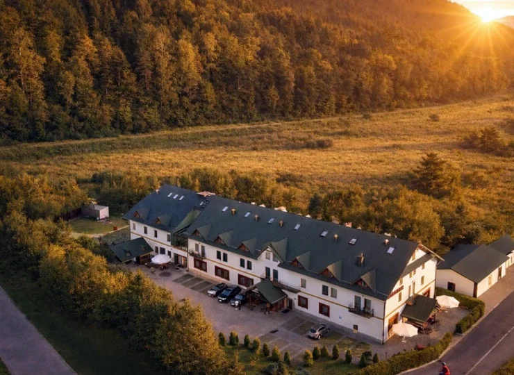 Obiekt jest malowniczo położony w południowej części Krynicy-Zdroju