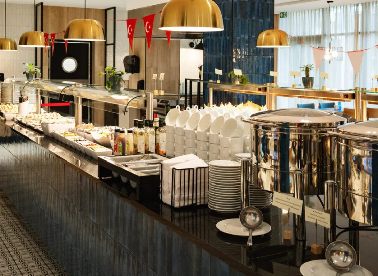 Obiadokolacyjny bufet też składa się z wielu różnorodnych składników