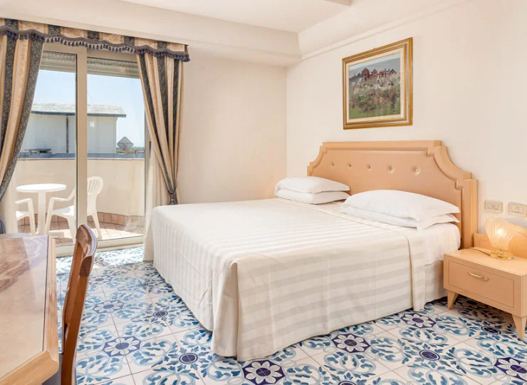 Pokoje są wyposażone w minibar, telewizję satelitarną i Wi-Fi