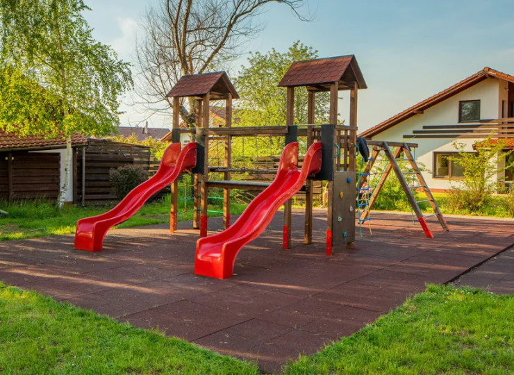 Dla dzieci jest plac zabaw
