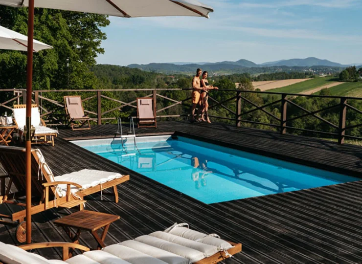 Dwór Sieraków oferuje basen zewnętrzny z panoramą Beskidów