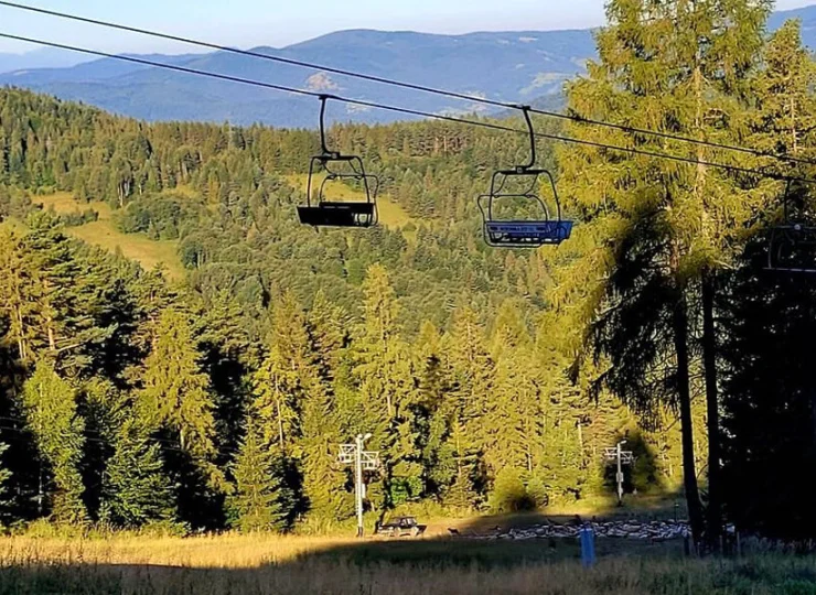 Tuż obok hotelu działa całoroczny wyciąg krzesełkowy