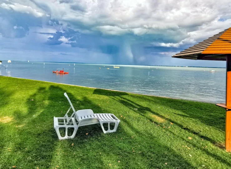 250 metrów od hotelu znajduje się plaża nad jeziorem Balaton