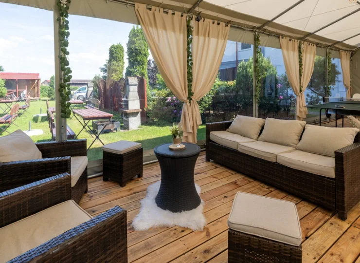 Letni namiot to dobre miejsce na odpoczynek w przyjemnej atmosferze