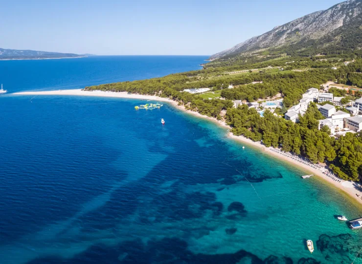 Resort mieści się w środkowej części południowego wybrzeża wyspy Brac