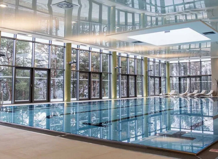 Jest także duży basen pływacki z pięknie przeszkloną ścianą