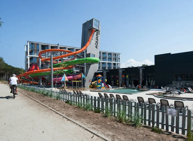 Hotel Zalewski jest położony przy plaży