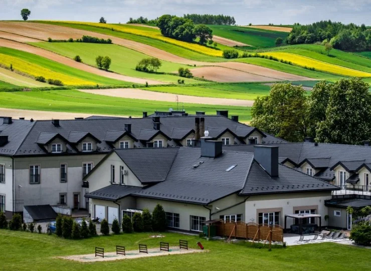 Hotel położony jest w sielskiej okolicy zachęcającej do aktywnego wypoczynku