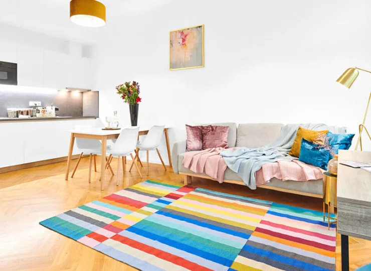 W każdym apartamencie jest pokój dzienny z sofą, kuchnią i jadalnią