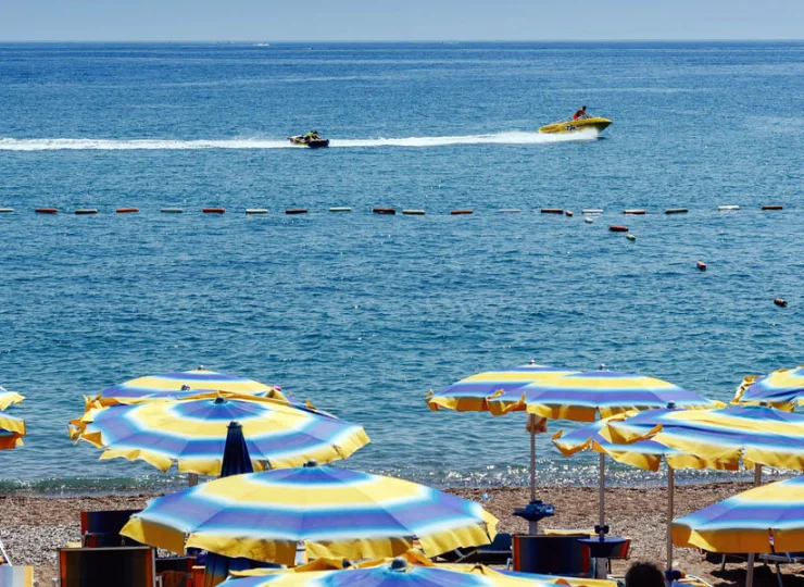 Na plaży można korzystać z bezpłatnych dla gości resortu leżaków i parasoli