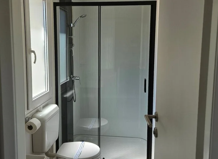 W łazience jest prysznic