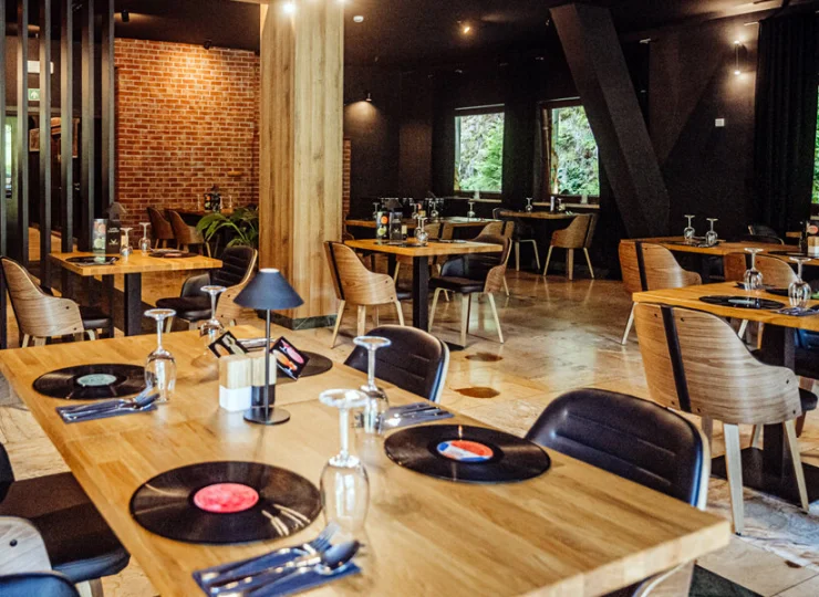 Niesamowity widok z restauracji na leśną polanę uprzyjemni każdą chwilę