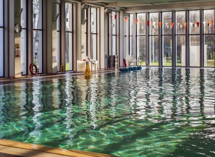 Goście mogą korzystać z basenu w sąsiednim ośrodku (300 m dalej)