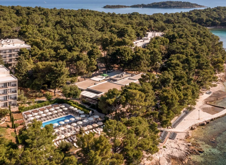 Aminess Younique Senses Resort mieści się obok plaży z małym molo