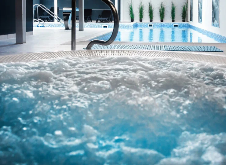 Z basenem sąsiaduje ciepłe jacuzzi