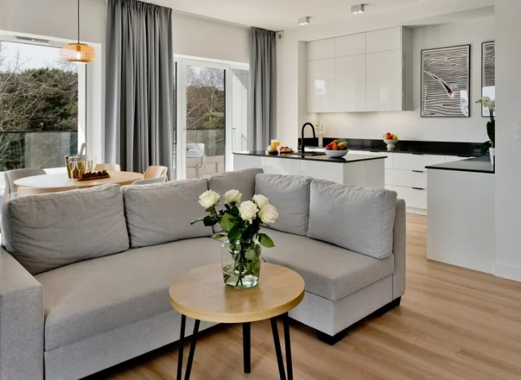 Apartament ten ma największy metraż i balkon z widokiem na basen